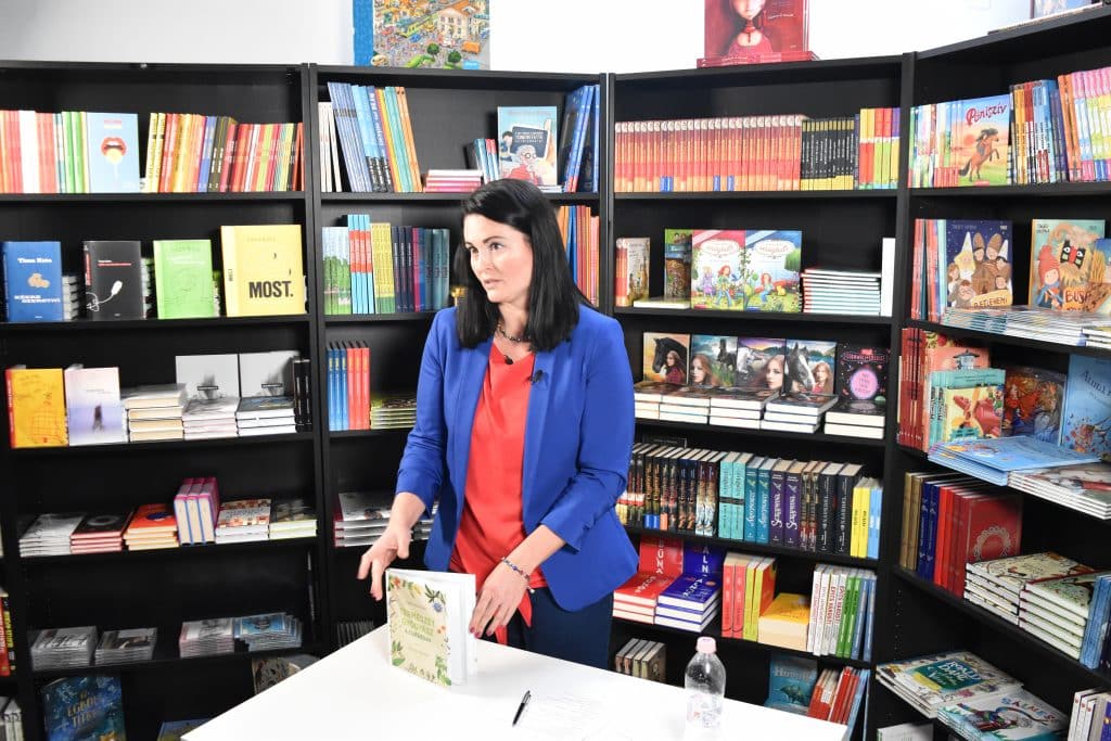 Szarvas Niki Scolar könyvesbolti előadása